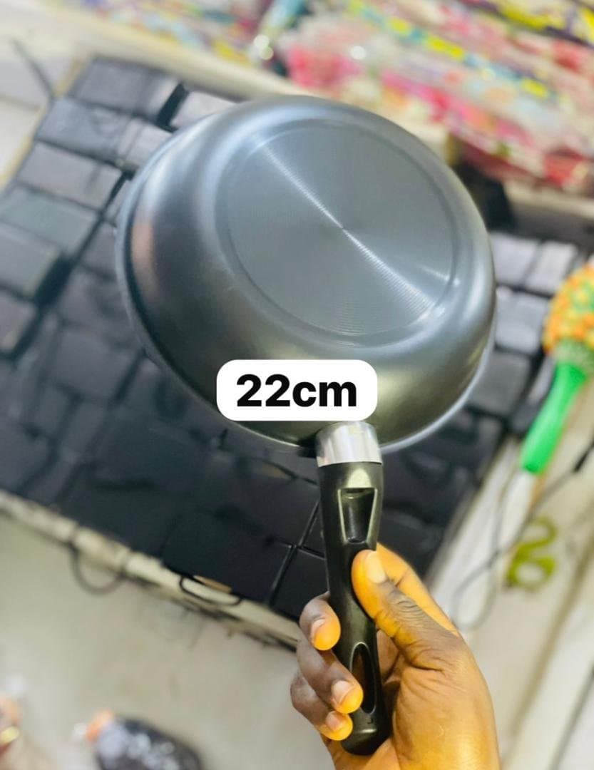 FRYING PAN: IRON CAST, NON-STICK COAT